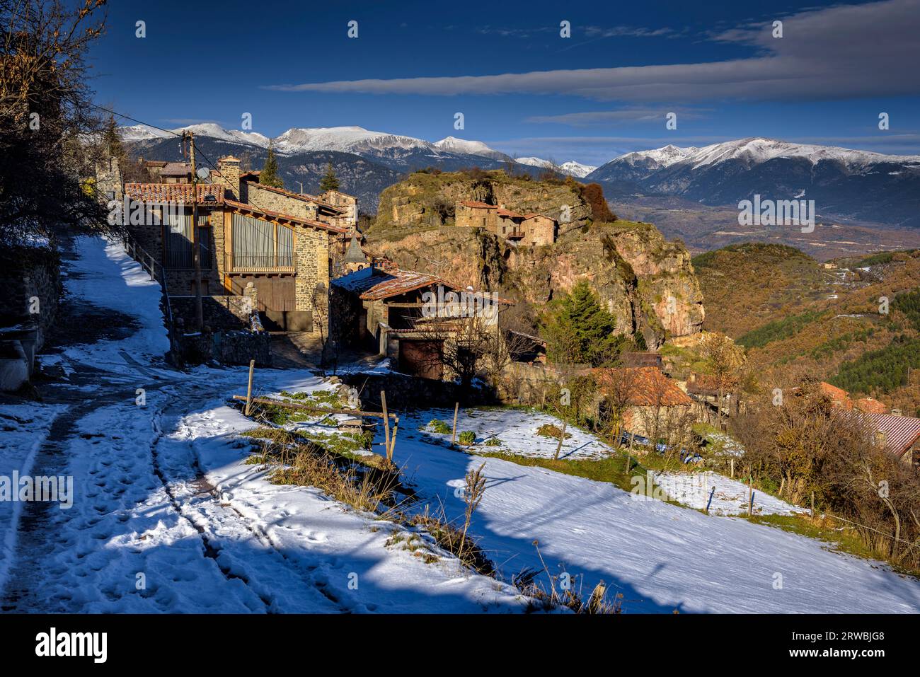 Villaggio di El Querforadat con un po' di neve in inverno (Alt Urgell, Lleida, Catalogna, Spagna, Pirenei) ESP: Aldea de El Querforadat con nieve, España Foto Stock