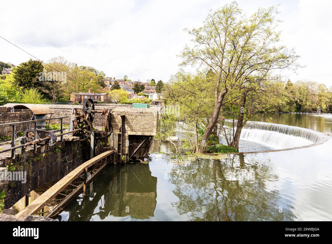 Belper Horseshoe Weir sul fiume Derwent, Belper, Derbyshire, Peak District, Inghilterra, REGNO UNITO Foto Stock