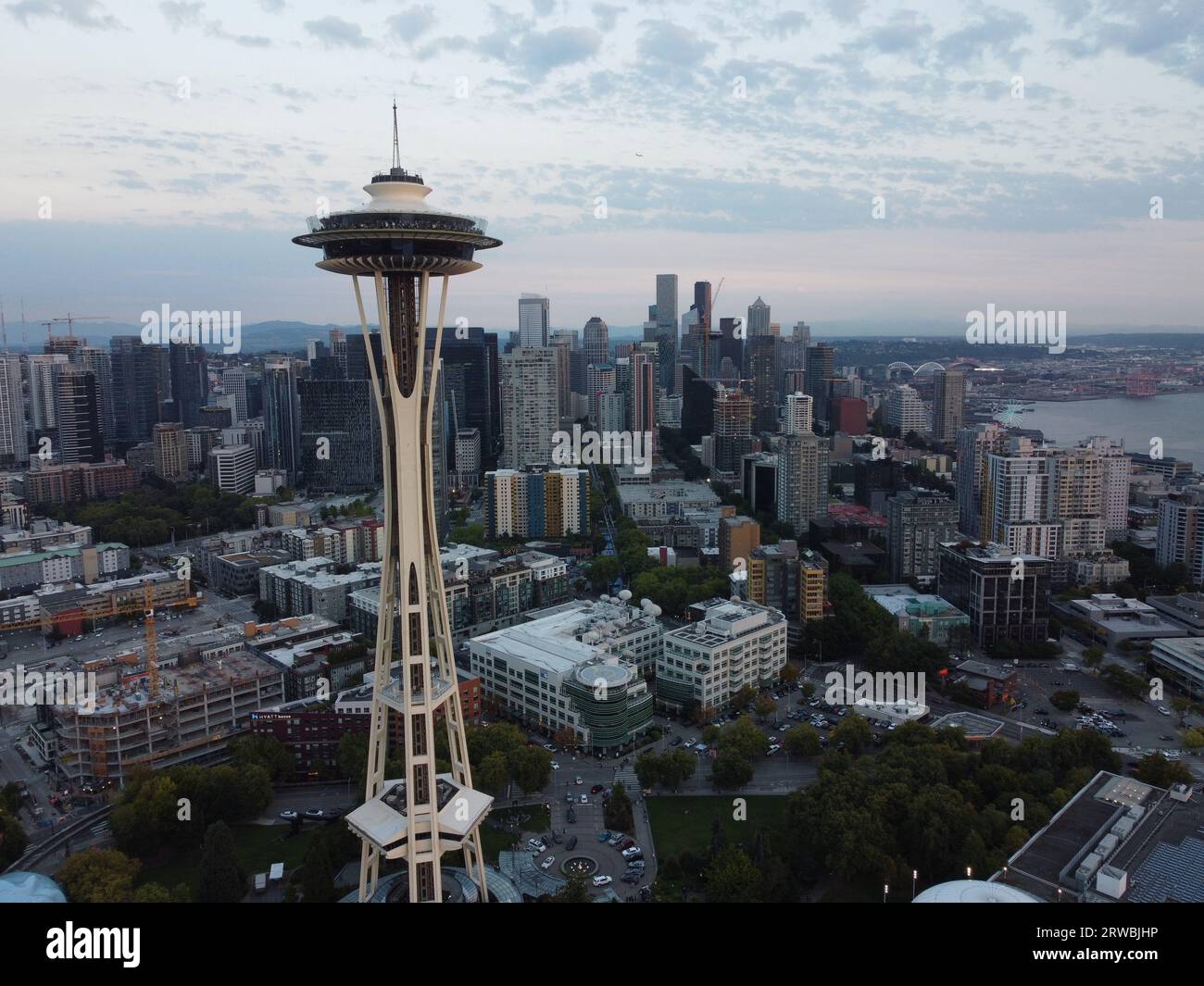 Seattle, Washington, USA. 16 settembre 2023. (Nota dell'editore: Immagine scattata dal drone) la vista generale dello Space Needle e dell'area circostante. Lo Space Needle è il punto di riferimento di Seattle, è uno degli edifici più alti dello stato di Washington. Lo Space Needle assorbe migliaia di persone da visitare ogni anno. Quando i visitatori si trovano all'interno dello Space Needle, possono vedere l'intera città di Seattle. (Immagine di credito: © Michael ho Wai Lee/SOPA Images via ZUMA Press Wire) SOLO USO EDITORIALE! Non per USO commerciale! Foto Stock