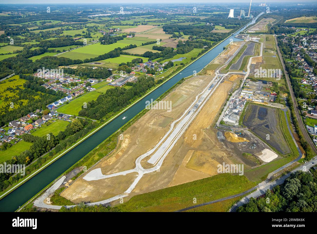 Vista aerea, Wasserstadt Aden, area di costruzione per il quartiere urbano progettato sul sito dell'ex miniera Haus Aden, sullo sfondo il Bergkam Foto Stock