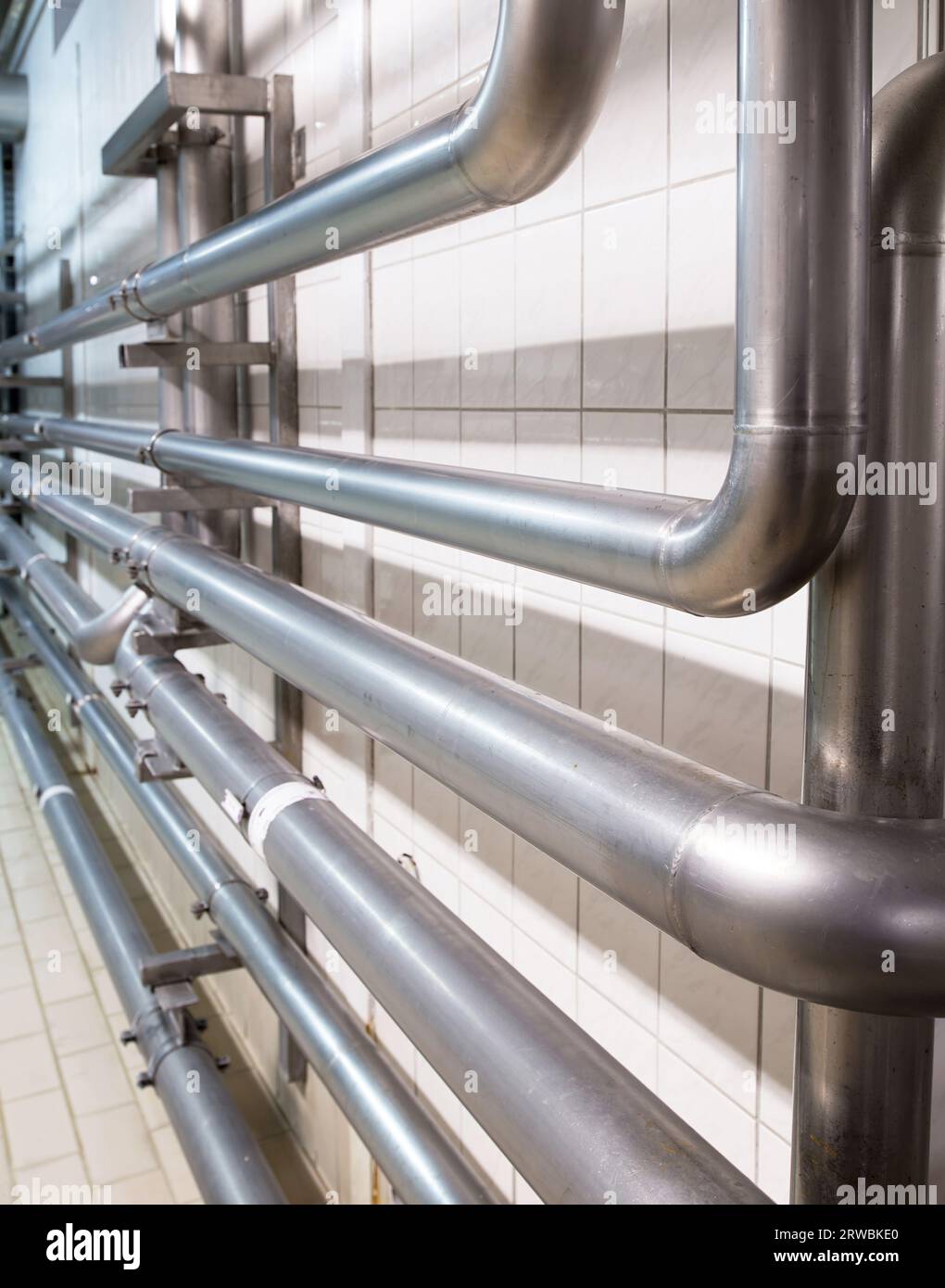 tubi e tubi metallici in un impianto industriale Foto Stock