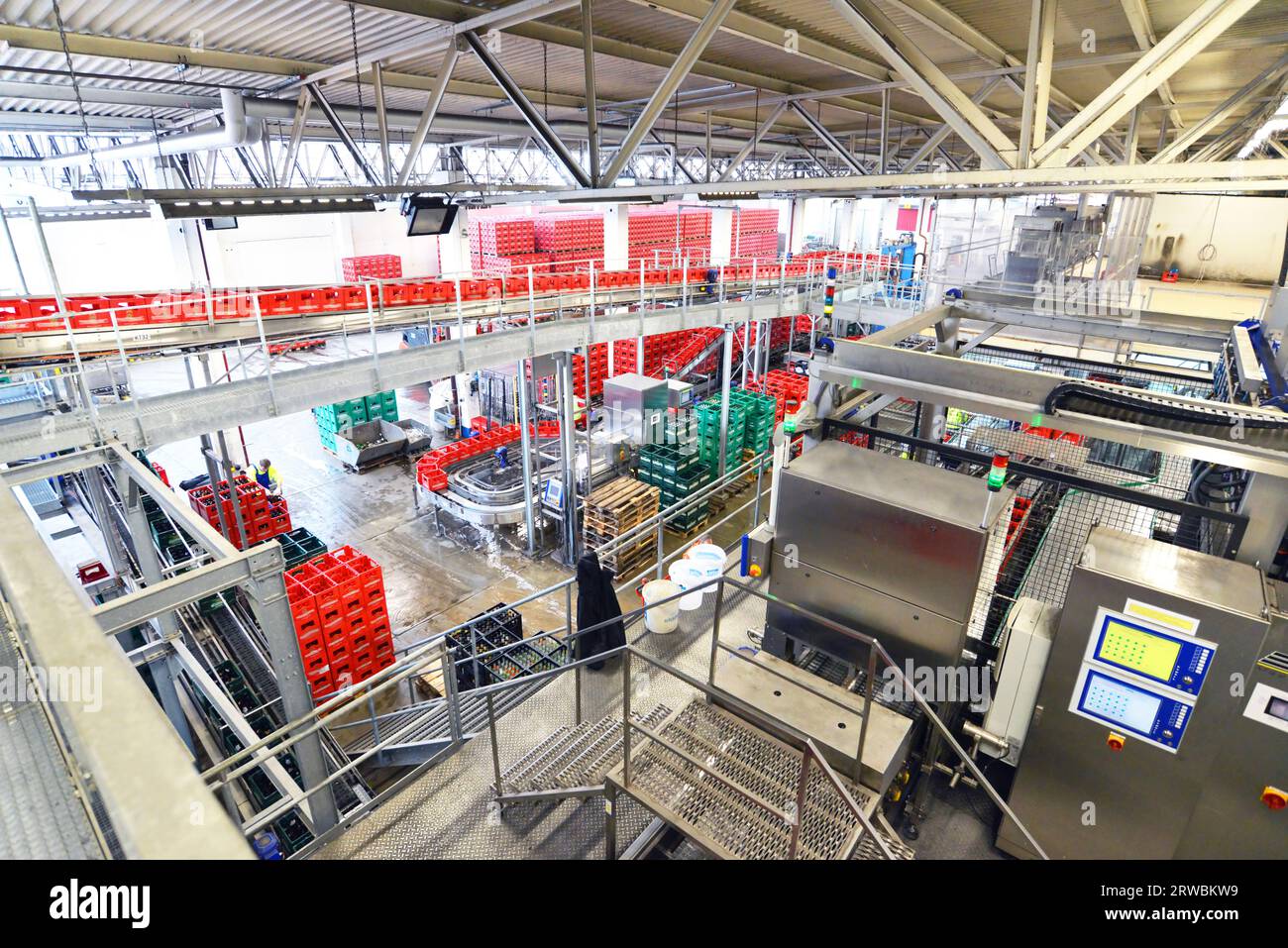 Moderno stabilimento nell'industria alimentare - birra birreria - nastro trasportatore con bottiglie di birra e macchine per la produzione Foto Stock