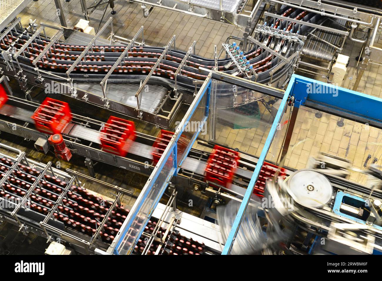 Moderno stabilimento nell'industria alimentare - birra birreria - nastro trasportatore con bottiglie di birra e macchine per la produzione Foto Stock