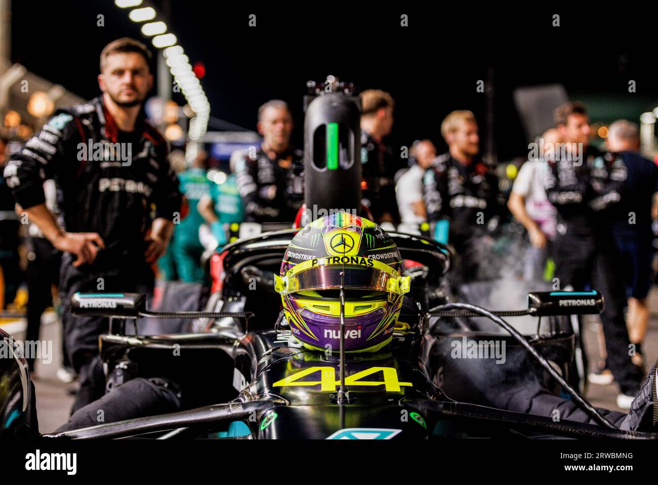 Singapore, Singapore. 17 settembre 2023. Il casco di Lewis Hamilton della Gran Bretagna e del team Mercedes-AMG PETRONAS di Formula uno in griglia davanti al Gran Premio di F1 di Singapore sul circuito di Marina Bay Street. Credito: SOPA Images Limited/Alamy Live News Foto Stock