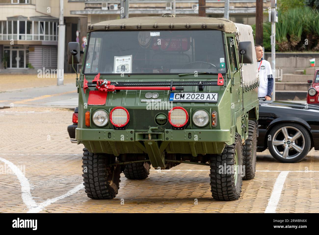 Sofia, Bulgaria - 17 settembre 2023: Autumn retro Parade of Old or Vintage Cars, retro Car Steyr-Puch Pinzgauer 710 1978 Foto Stock