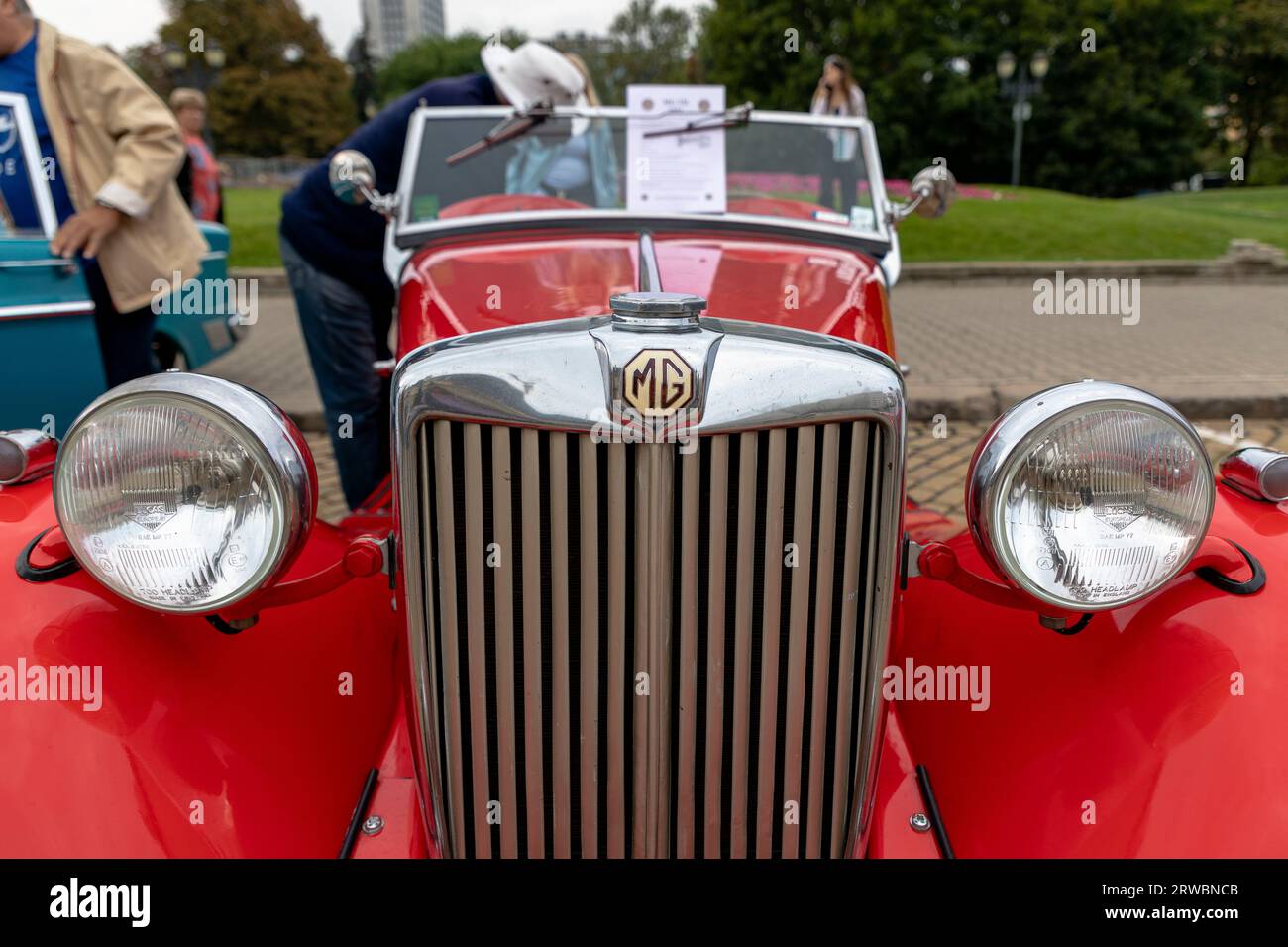 Sofia, Bulgaria - 17 settembre 2023: Parata retrospettiva autunnale di auto d'epoca o d'epoca, auto retro MG TD Midget Foto Stock