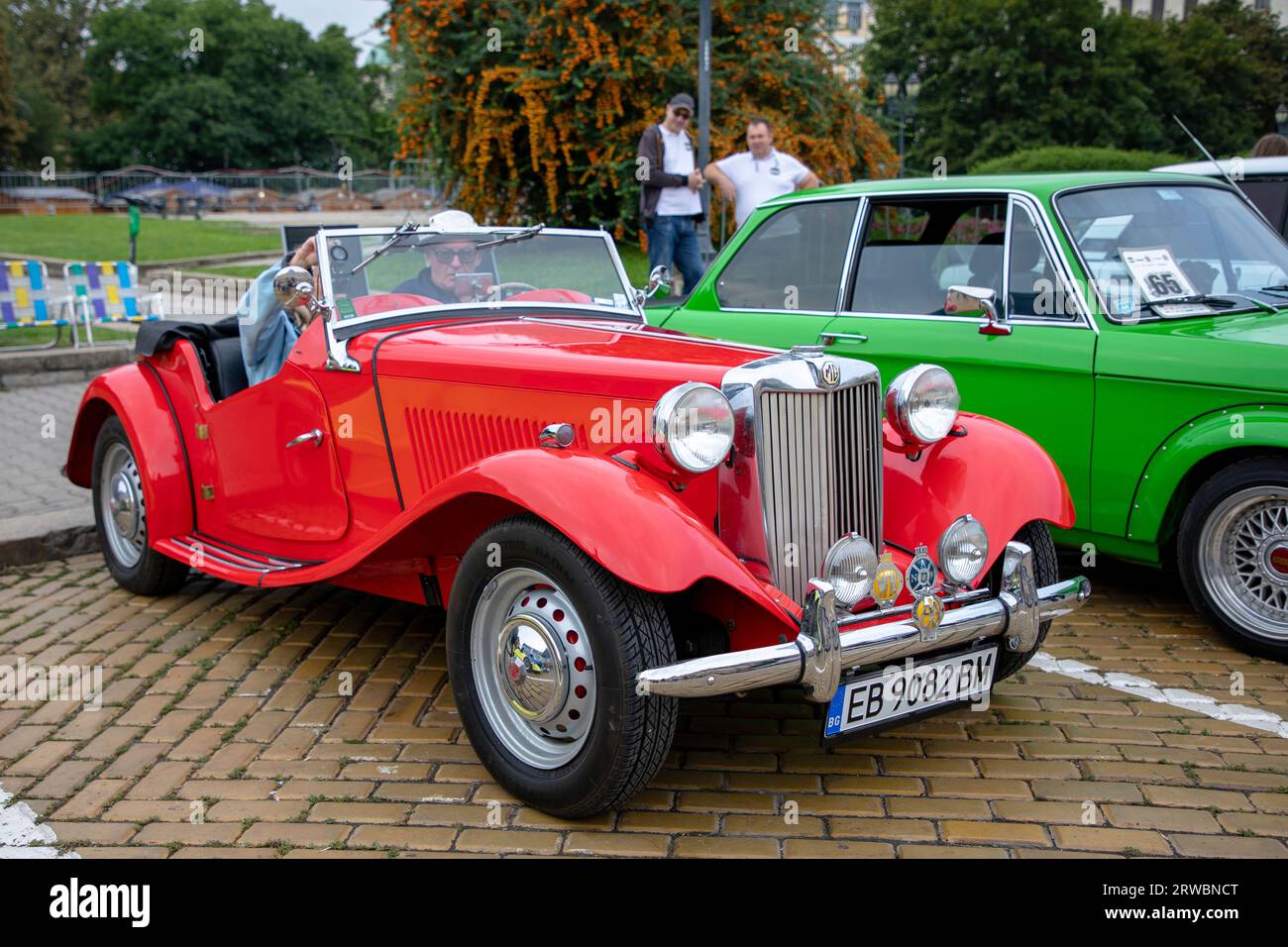 Sofia, Bulgaria - 17 settembre 2023: Parata retrospettiva autunnale di auto d'epoca o d'epoca, auto retro MG TD Midget Foto Stock