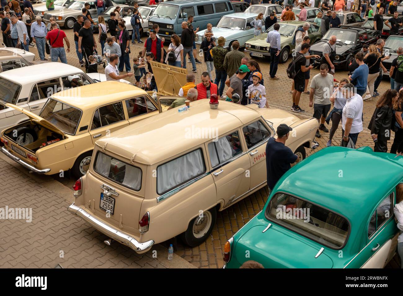 Sofia, Bulgaria - 17 settembre 2023: Parata retrospettiva autunnale di auto d'epoca o d'epoca, auto retrospettiva Foto Stock