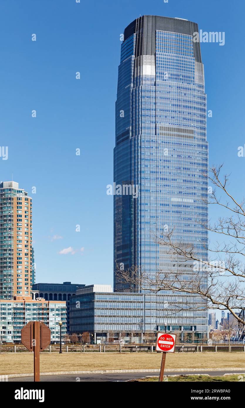 Goldman Sachs Tower, 30 Hudson Street a Exchange Place, domina la vista a nord dal terminal CRRNJ del Liberty State Park. Foto Stock