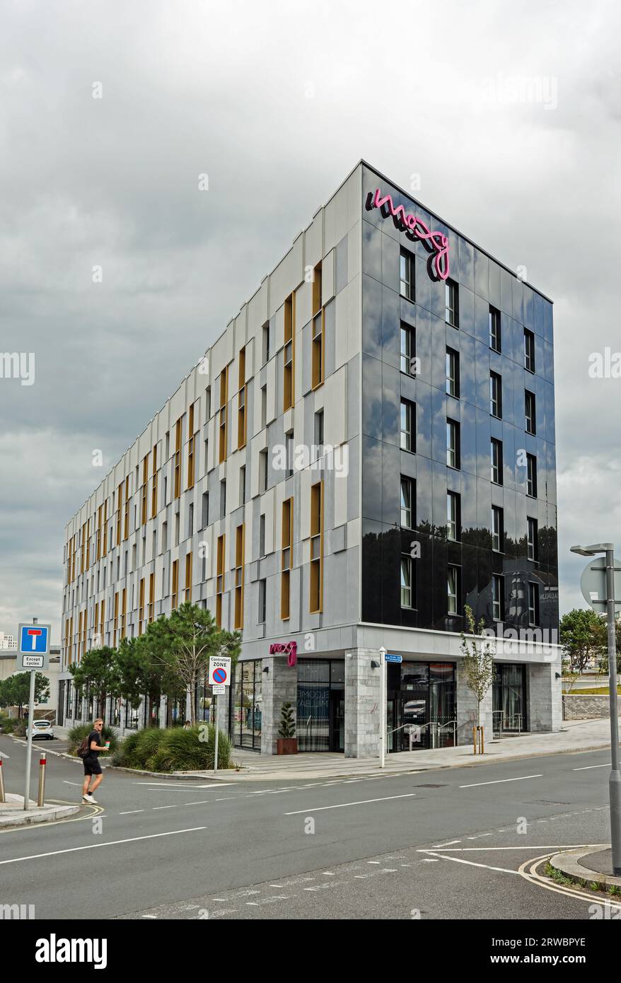 Il Moxy Hotel di recente apertura a Millbay Road a Plymouth. Parte dell'organizzazione Marriott, il Moxy è promosso come un hotel di stile di vita. Vicino al Cit Foto Stock