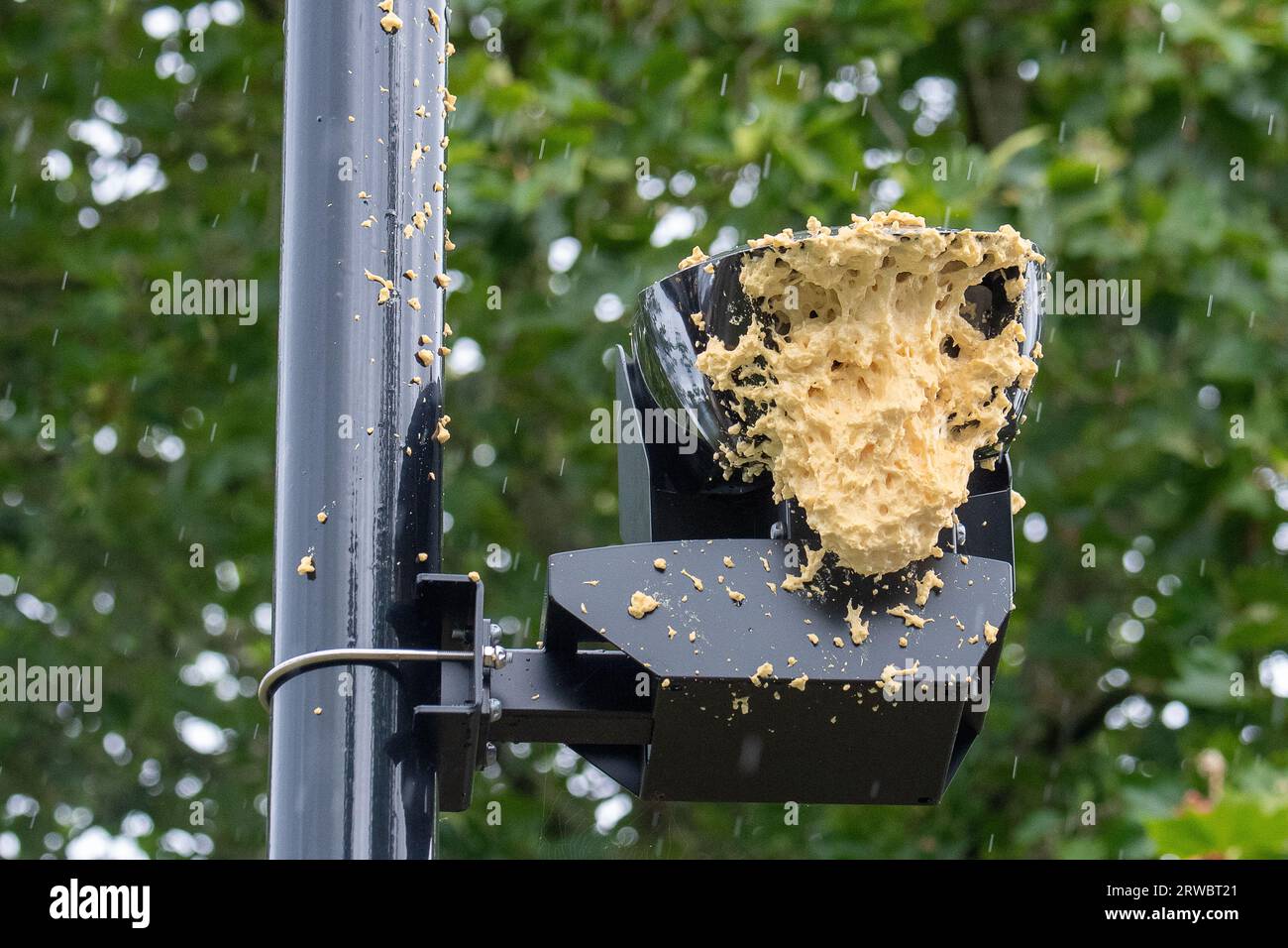 Ickenham, Regno Unito. 18 settembre 2023. Telecamere vandalizzate Ultra Low Emission zone (ULEZ) a Ickenham, nel borgo londinese di Hillingdon. Migliaia di controverse telecamere ULEZ continuano a essere fuori uso mentre i vigilanti vandalizzano o li rimuovono completamente. L'obiettivo della fotocamera è stato spruzzato con schiuma espandibile. Il nuovo schema ULEZ esteso è diventato operativo in tutto il Borough di Londra dal 29 agosto 2023. Le zone ULEZ estese sono state messe in atto dal sindaco di Londra Sadiq Khan e Transport for London. Quelli che guidano nelle zone ULEZ in cui sono in funzione le telecamere Foto Stock