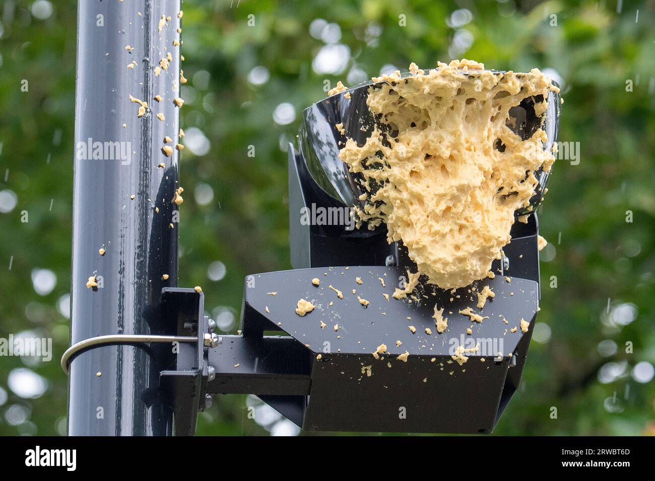 Ickenham, Regno Unito. 18 settembre 2023. Telecamere vandalizzate Ultra Low Emission zone (ULEZ) a Ickenham, nel borgo londinese di Hillingdon. Migliaia di controverse telecamere ULEZ continuano a essere fuori uso mentre i vigilanti vandalizzano o li rimuovono completamente. L'obiettivo della fotocamera è stato spruzzato con schiuma espandibile. Il nuovo schema ULEZ esteso è diventato operativo in tutto il Borough di Londra dal 29 agosto 2023. Le zone ULEZ estese sono state messe in atto dal sindaco di Londra Sadiq Khan e Transport for London. Quelli che guidano nelle zone ULEZ in cui sono in funzione le telecamere Foto Stock