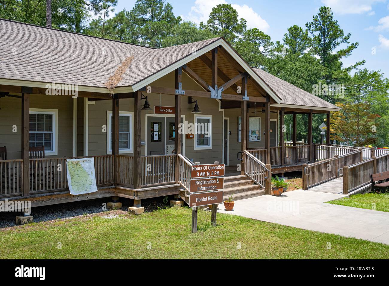 Ufficio del parco al George L. Smith II State Park, famoso per i suoi percorsi subacquei in kayak nella foresta di cipressi, nella contea di Emanuel, Georgia. (USA) Foto Stock