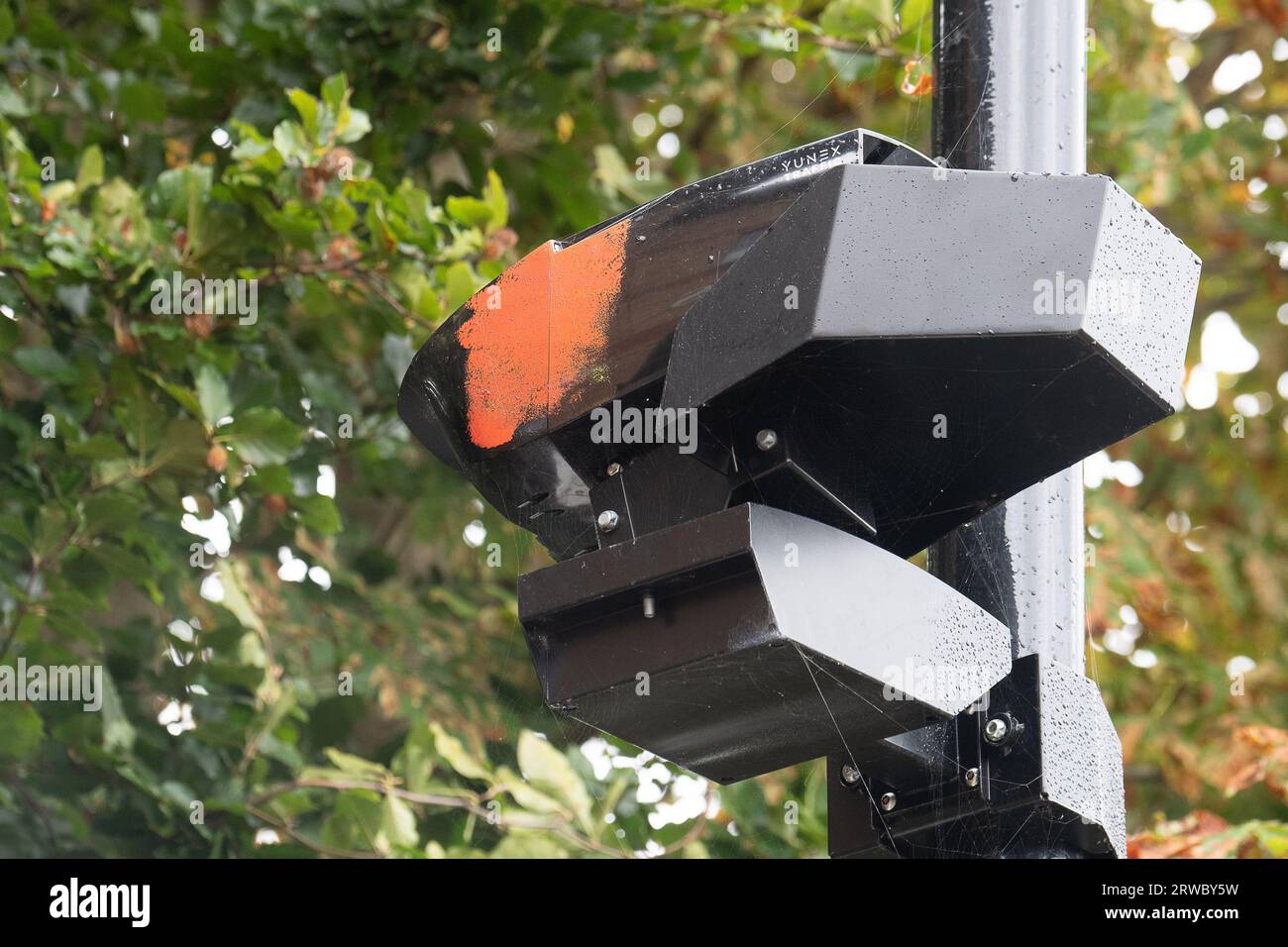 Harefield, Regno Unito. 18 settembre 2023. Questa telecamera ULEZ non punta più nella direzione del traffico e il palo è stato contrassegnato con una croce bianca per informare i conducenti che è stato messo fuori uso. Migliaia di controverse fotocamere ULEZ continuano a non funzionare, poiché i vigilanti le vandalizzano o applicano adesivi sugli obiettivi della fotocamera. Il nuovo schema ULEZ esteso è diventato operativo in tutto il Borough di Londra dal 29 agosto 2023. Le zone ULEZ estese sono state messe in atto dal sindaco di Londra Sadiq Khan e Transport for London. Quelli che guidano nelle zone ULEZ dove si trovano le telecamere Foto Stock