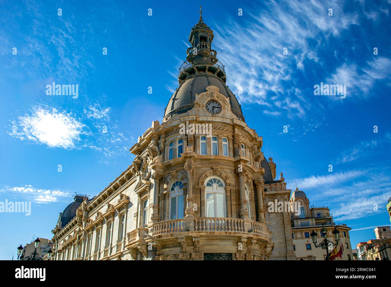 Vista orizzontale del municipio di Cartagena con il suo orologio, regione di Murcia, Spagna, in piena luce del giorno Foto Stock