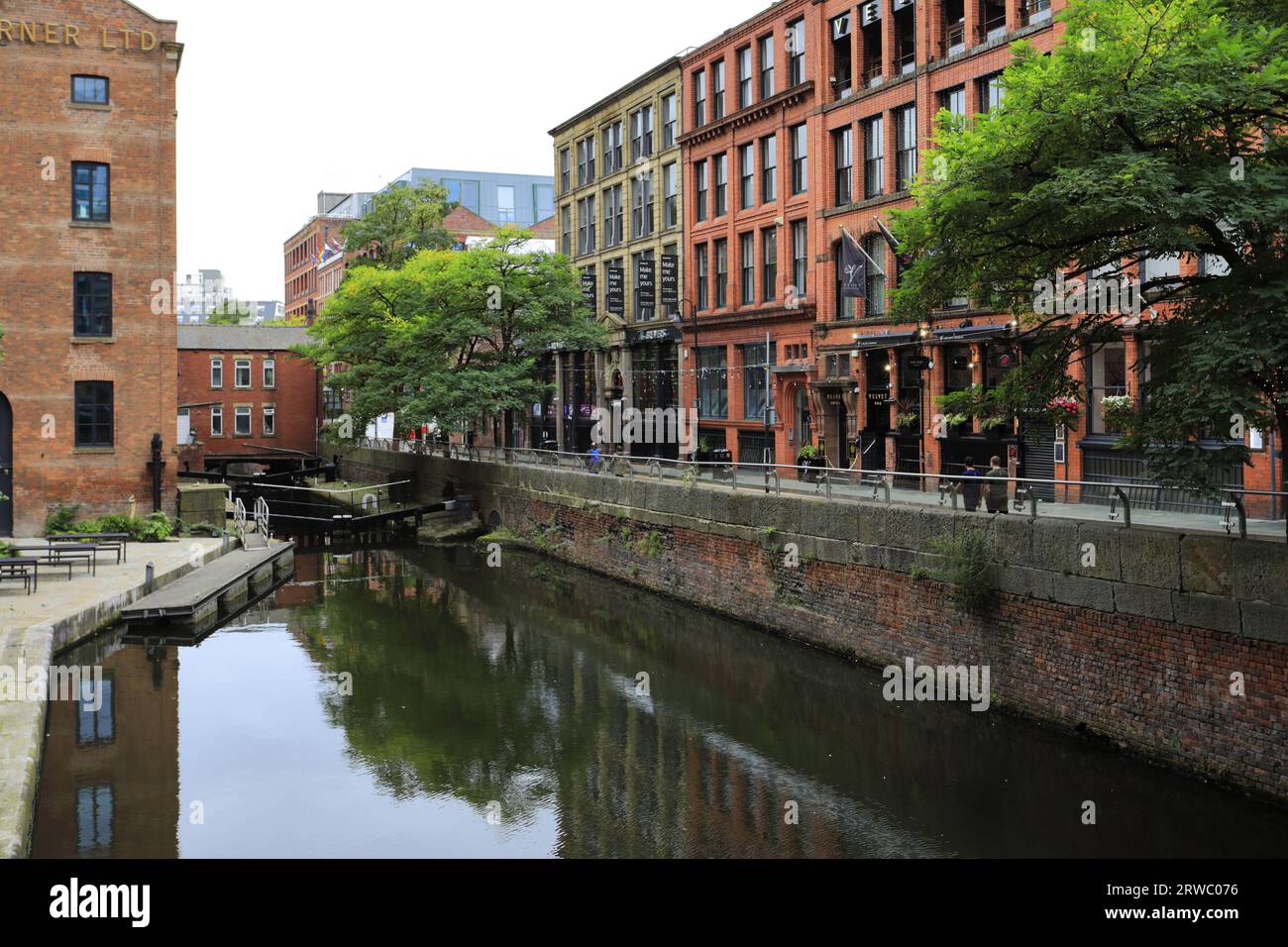 Vista lungo Canal Street, il villaggio gay di Manchester, Manchester City, Inghilterra, Regno Unito Foto Stock