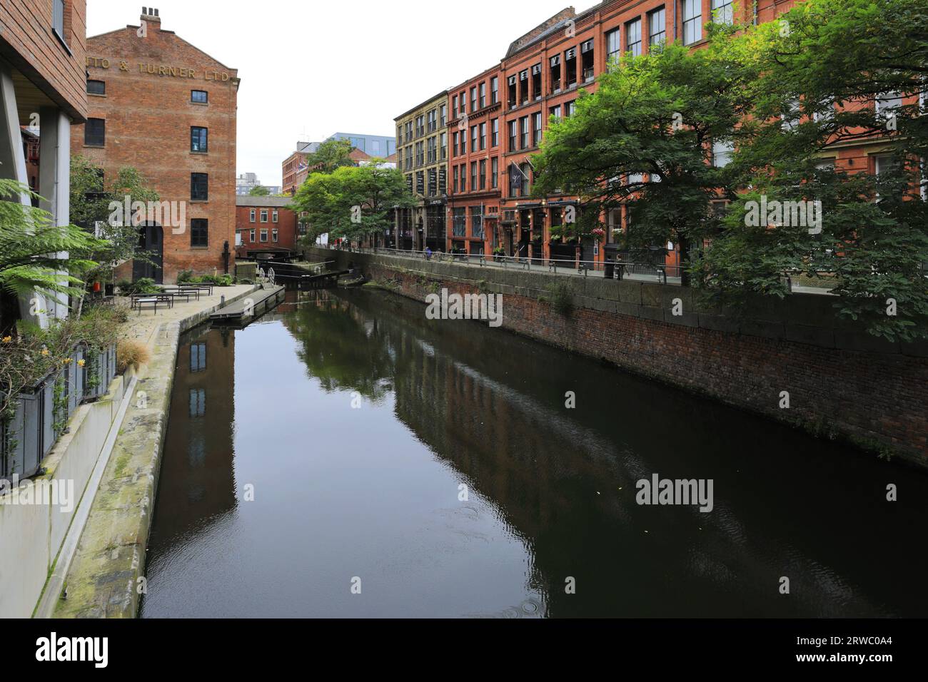 Vista lungo Canal Street, il villaggio gay di Manchester, Manchester City, Inghilterra, Regno Unito Foto Stock