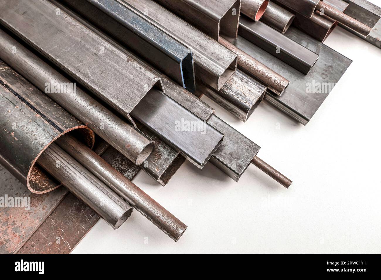 profili metallici quadrati, rettangolari e rotondi su sfondo bianco Foto Stock