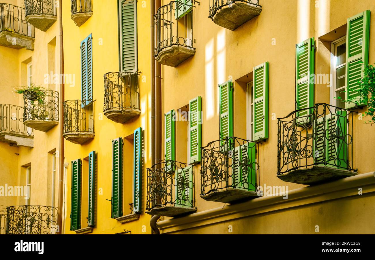 Finestre e balconi verdi e gialli Foto Stock