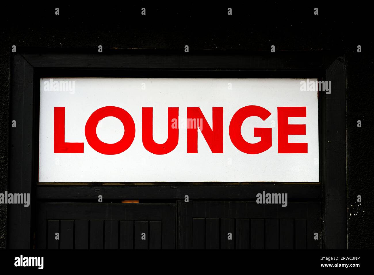 Un cartello rosso Lounge sopra l'ingresso di un pub, Regno Unito Foto Stock