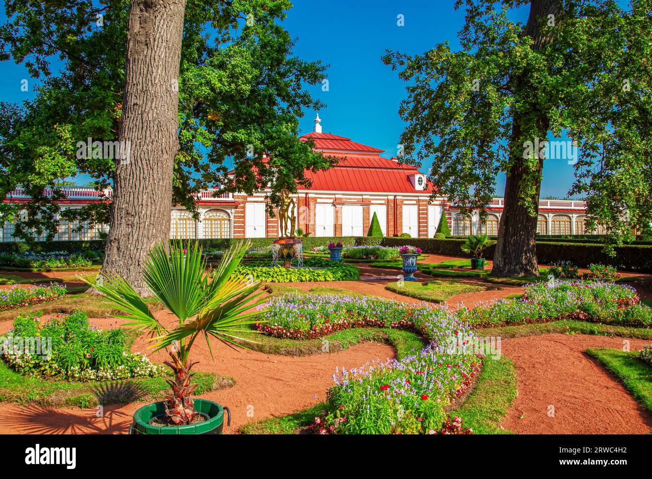 Monplaisir Pavilion nel giardino di Peterhof. Parcheggio inferiore. Peterhof, St. Pietroburgo, Russia - 12 settembre 2023. Foto Stock