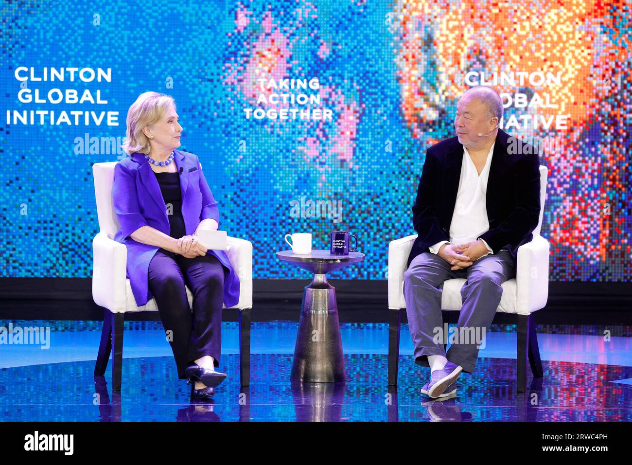New York, Stati Uniti. 18 settembre 2023. L'ex Segretario di Stato Hillary Clinton intervista l'artista ai Weiwei alla Clinton Global Initiative 2023 al New York Hilton Midtown di New York City lunedì 18 settembre 2023. Foto di John Angelillo/UPI Credit: UPI/Alamy Live News Foto Stock