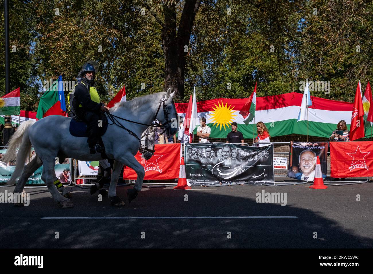 In occasione del primo anniversario della morte di Mahsa Amini, gli iraniani britannici si recano per le strade di Londra per protestare contro il governo iraniano. Foto Stock