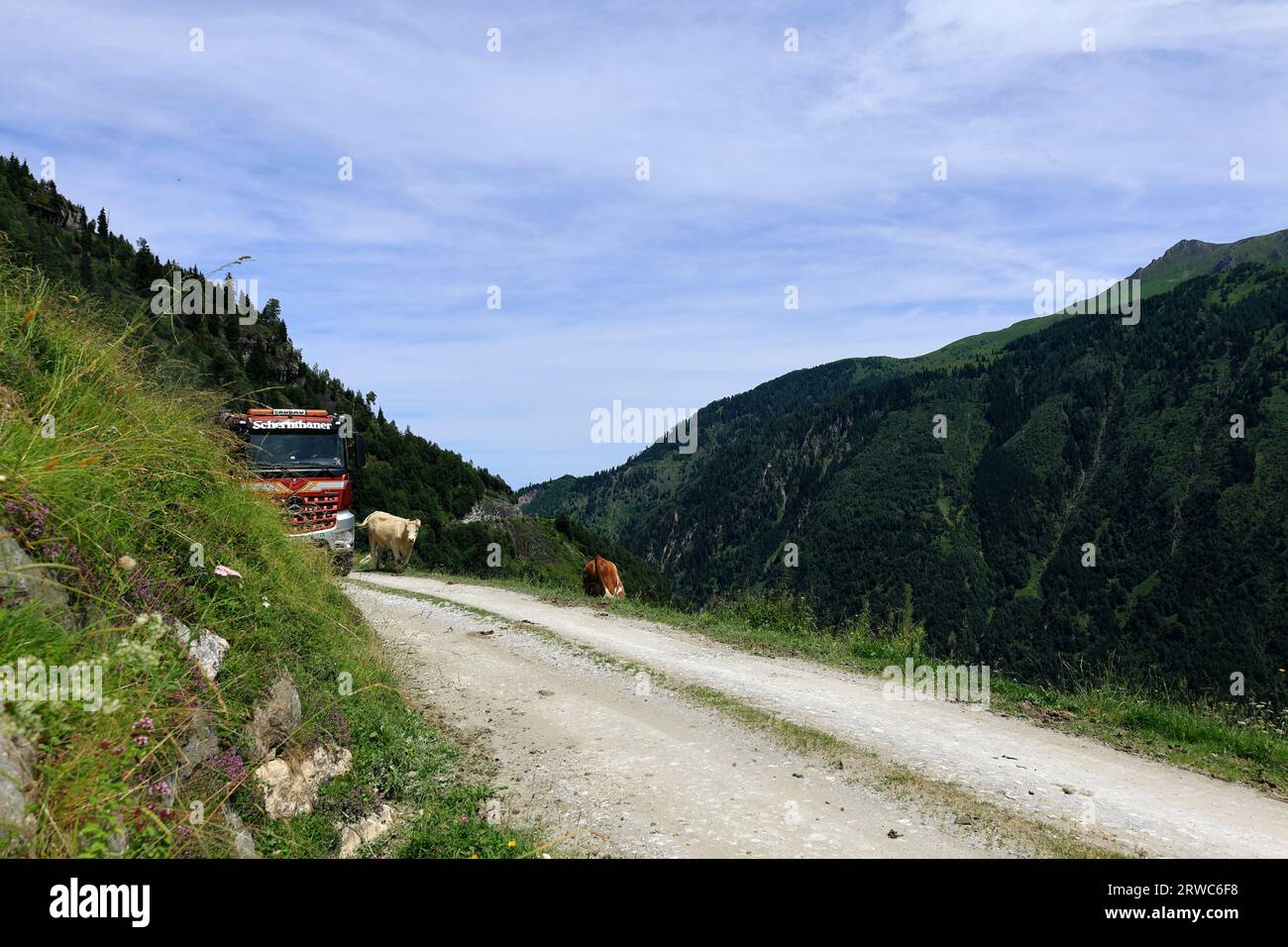 Panorama montano vicino a Kaprun con un camion in primo piano Foto Stock