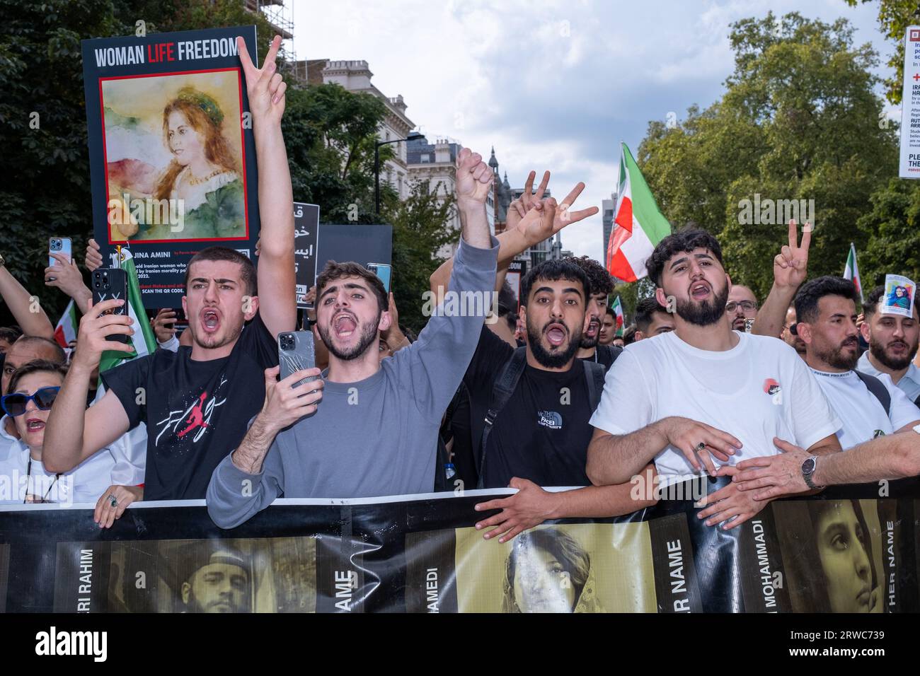 In occasione del primo anniversario della morte di Mahsa Amini, gli iraniani britannici si recano per le strade di Londra per protestare contro il governo iraniano. Foto Stock