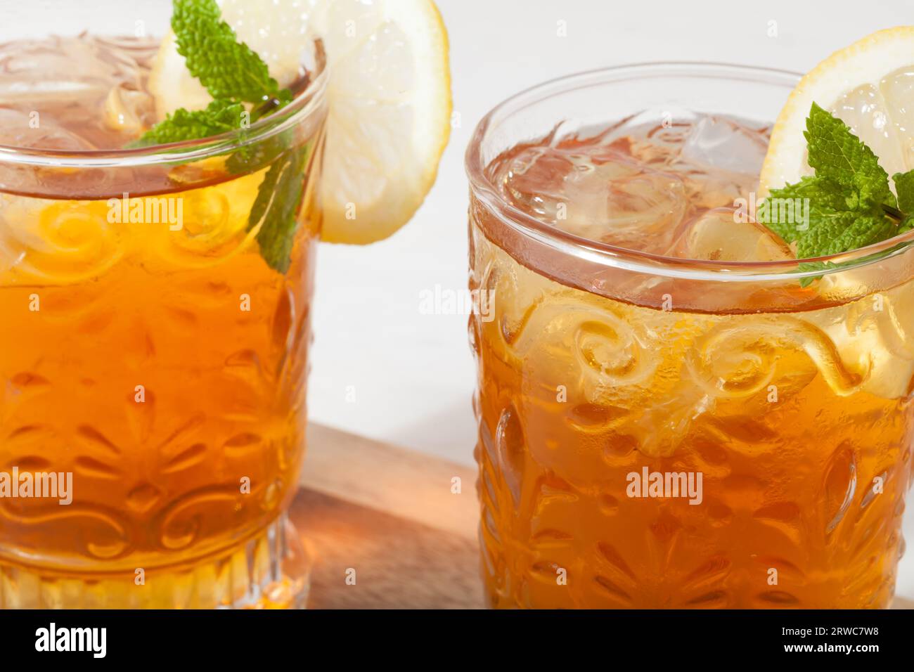 Bicchiere da tè freddo con limone. Foto Stock