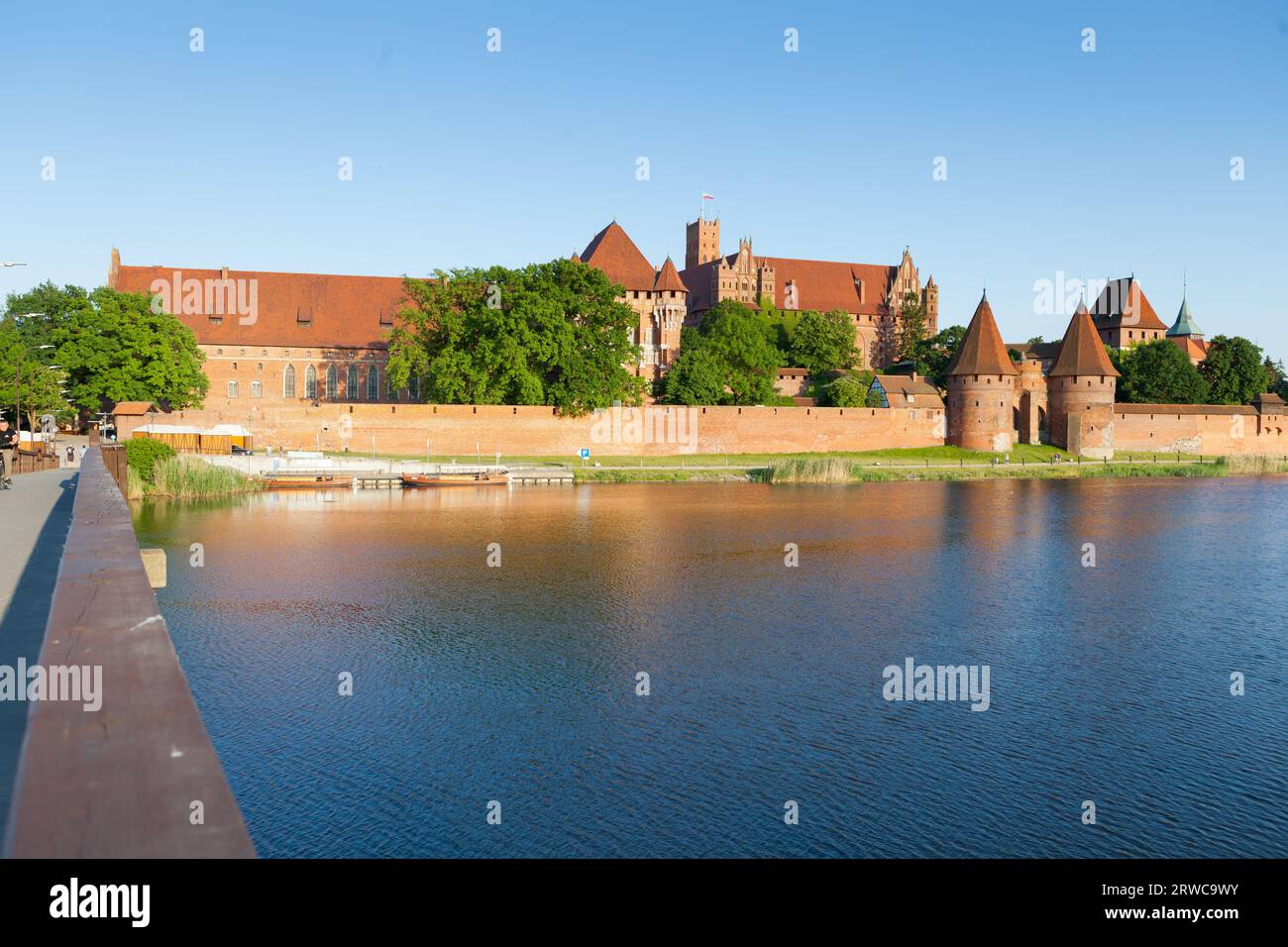 Il castello teutonico di Malbork, vista dal fiume Nogat. Foto Stock