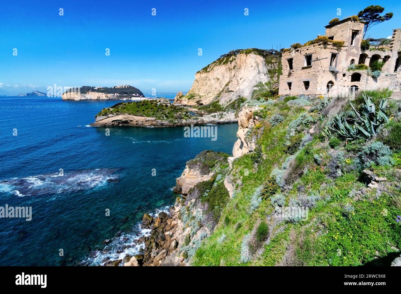 Vista sulla baia di Trentaremi di Posillipo, un quartiere di Napoli, Italia. C'è una piccola spiaggia vuota in una baia. La costa si affaccia sul Mediterraneo se Foto Stock