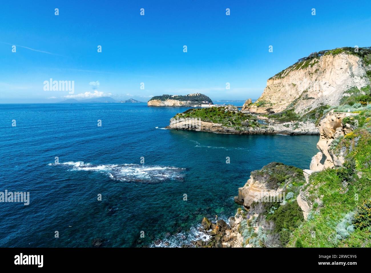 Vista sulla baia di Trentaremi di Posillipo, un quartiere di Napoli, Italia. C'è una piccola spiaggia vuota in una baia. La costa si affaccia sul Mediterraneo se Foto Stock