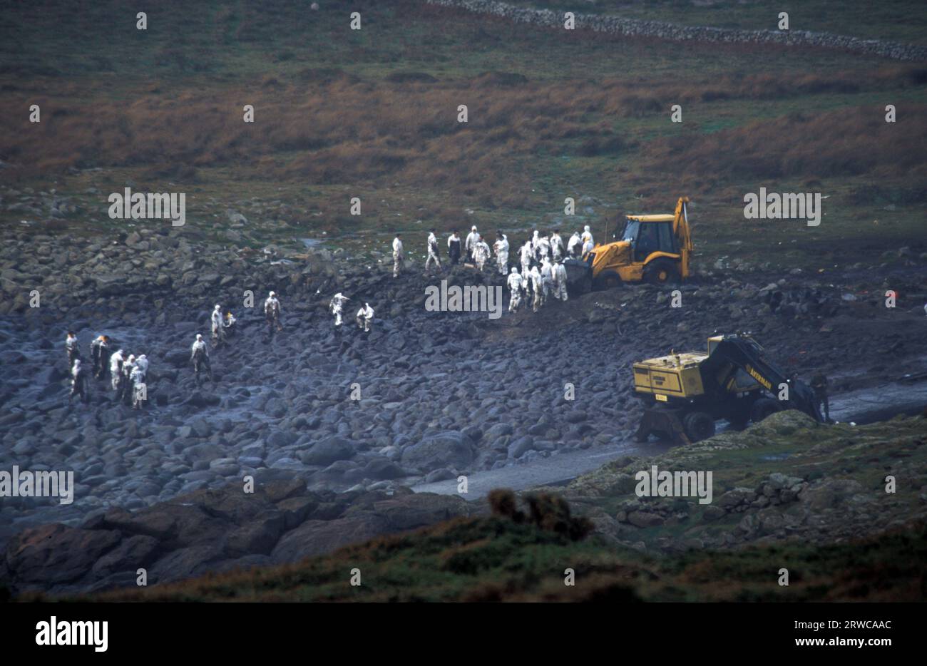 L'esercito spagnolo contribuisce a ripulire il disastro petrolifero causato dalla fuoriuscita di petrolio della Prestige, Cabo Touriñan, A Coruña, Galizia, Spagna Foto Stock