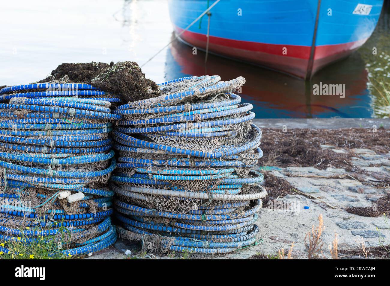 Reti da pesca sulla banchina portuale, Mar Baltico. Foto Stock