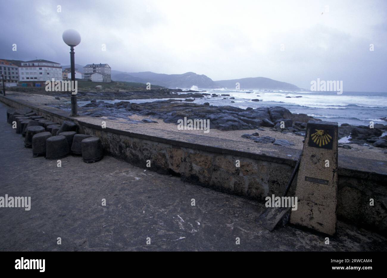 Cartello cammino Pellegrino De Santiago, fuoriuscita di petrolio Prestige , Praia do Coido, Muxia, A Coruña, Galizia, Spagna Foto Stock