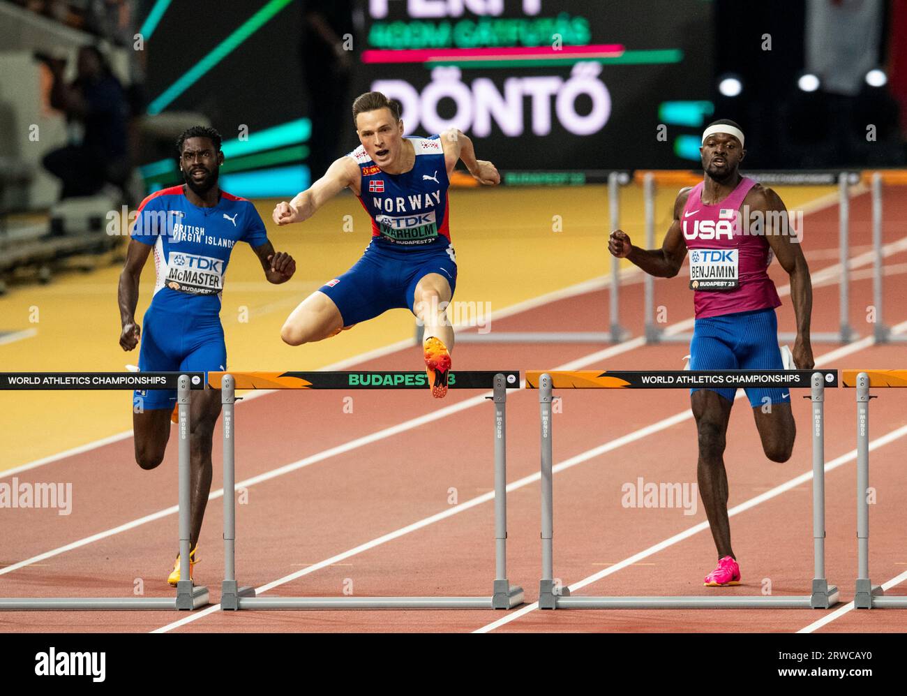 Kyron McMaster delle Isole Vergini britanniche, Karsten Warholm della Norvegia e Rai Benjamin degli Stati Uniti gareggiano nella finale di 400m men hurdles il quinto giorno a Foto Stock