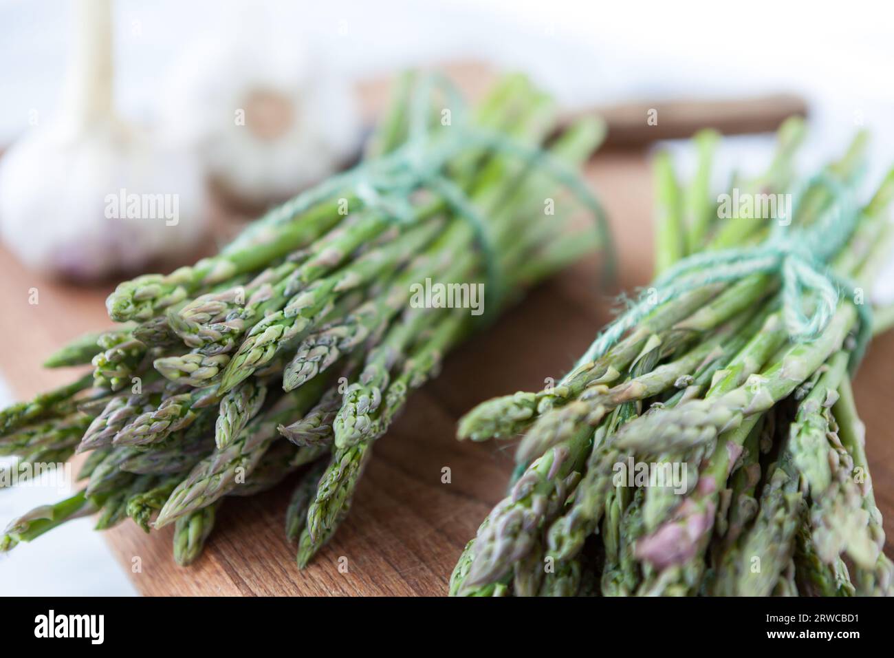 Un mucchio di mini asparagi verdi. Foto Stock