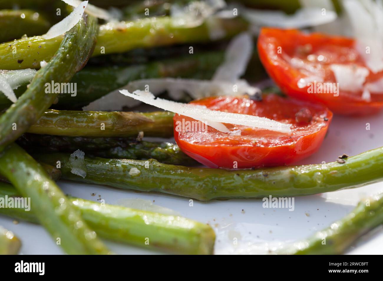 Asparagi verdi con pomodori ciliegini e formaggio Parma. Foto Stock