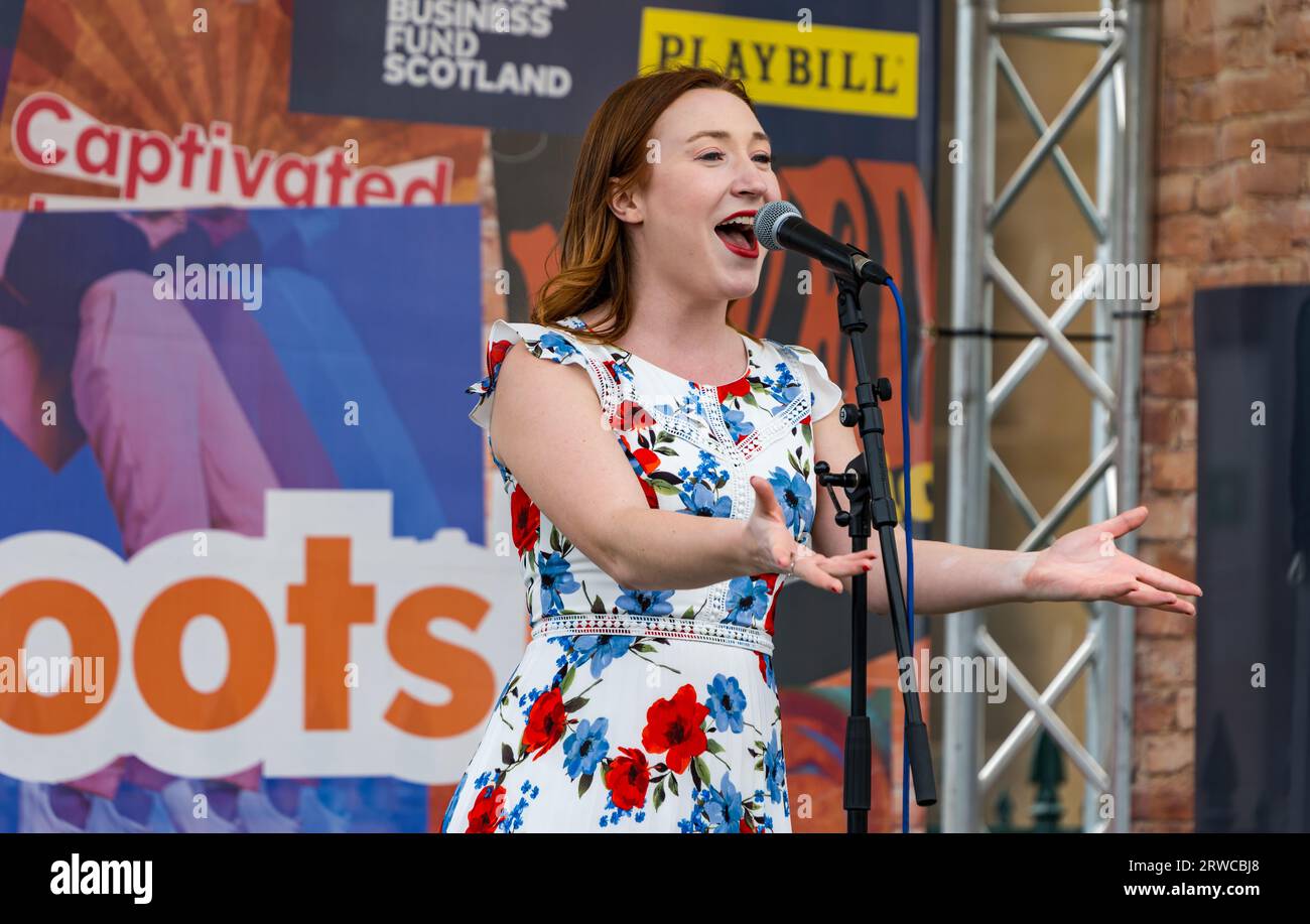 Interprete che canta sul palco temporaneo durante il Festival Fringe di Edimburgo, Scozia, Regno Unito Foto Stock