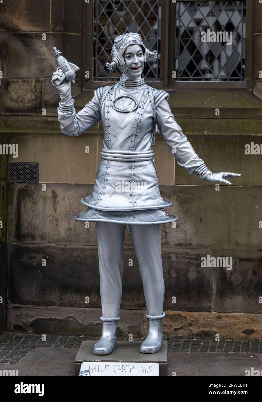 Living statue Street performer, Edinburgh Festival Fringe, Royal Mile, Scozia, Regno Unito Foto Stock