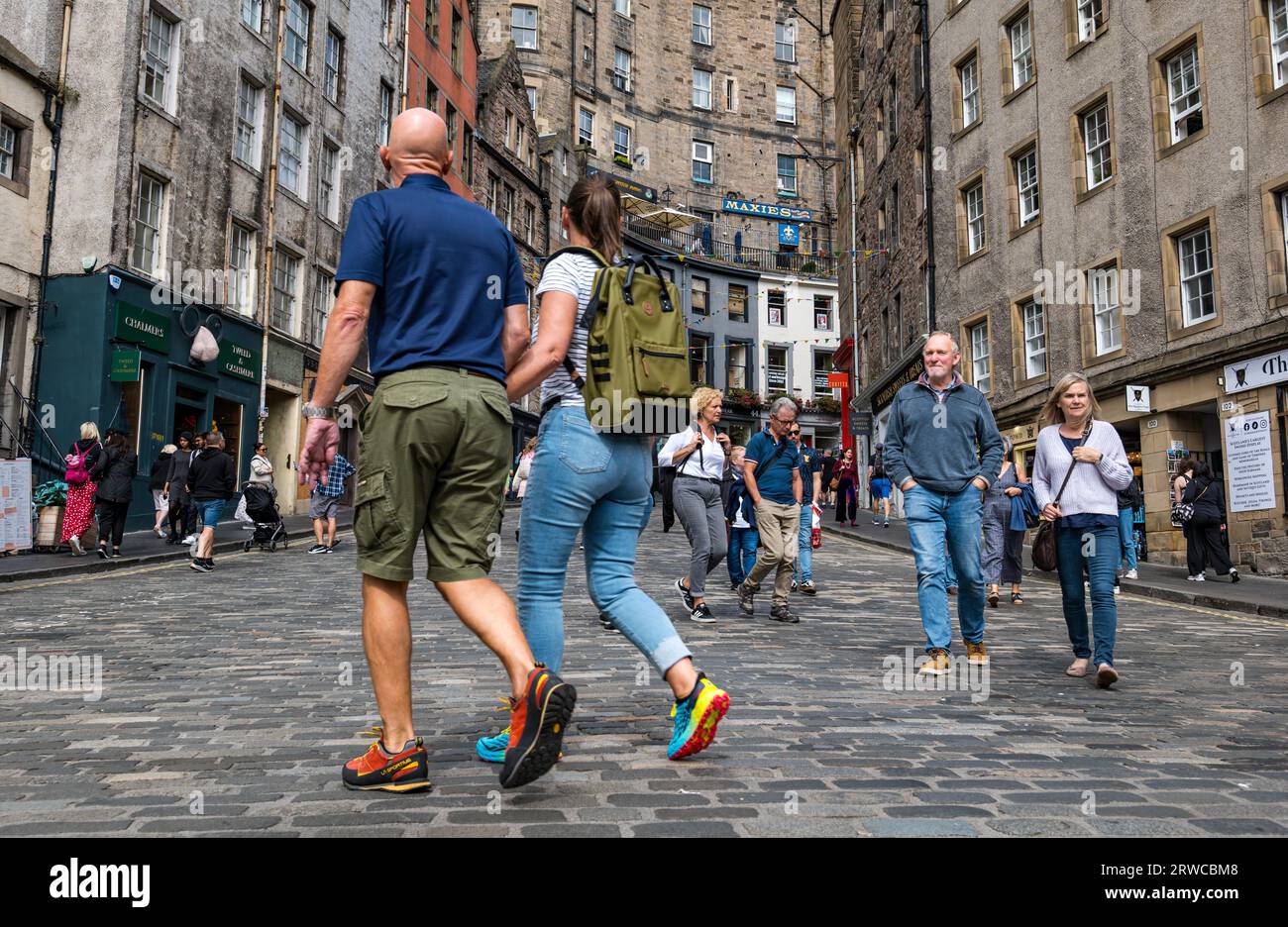 Gente che cammina su Victoria Street, Edimburgo, Scozia, Regno Unito Foto Stock