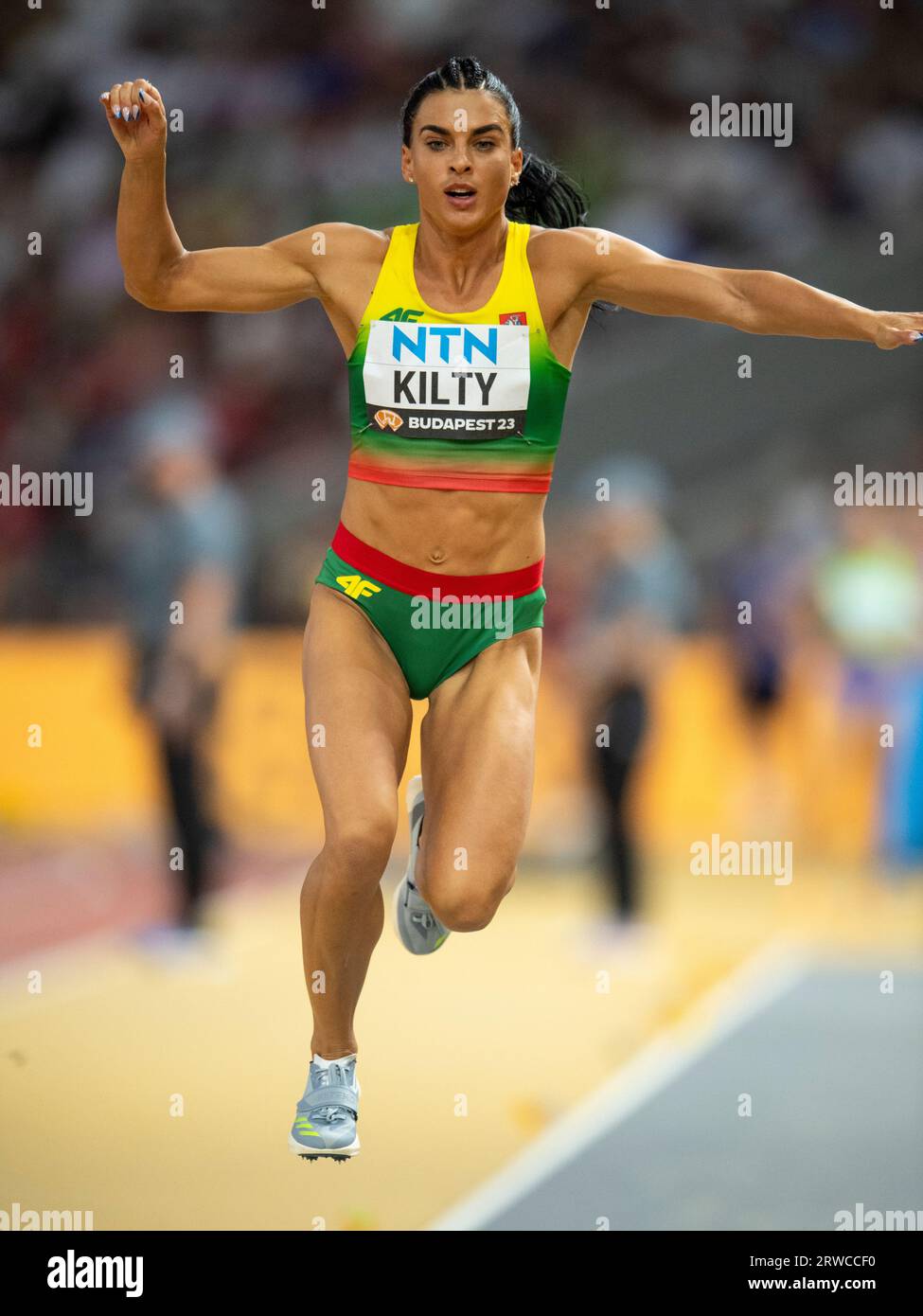 Dovilé Kilty della Lituania che gareggia nelle manche di salto triplo femminile il quinto giorno ai Campionati mondiali di atletica leggera presso il Centro Nazionale di atletica leggera i. Foto Stock