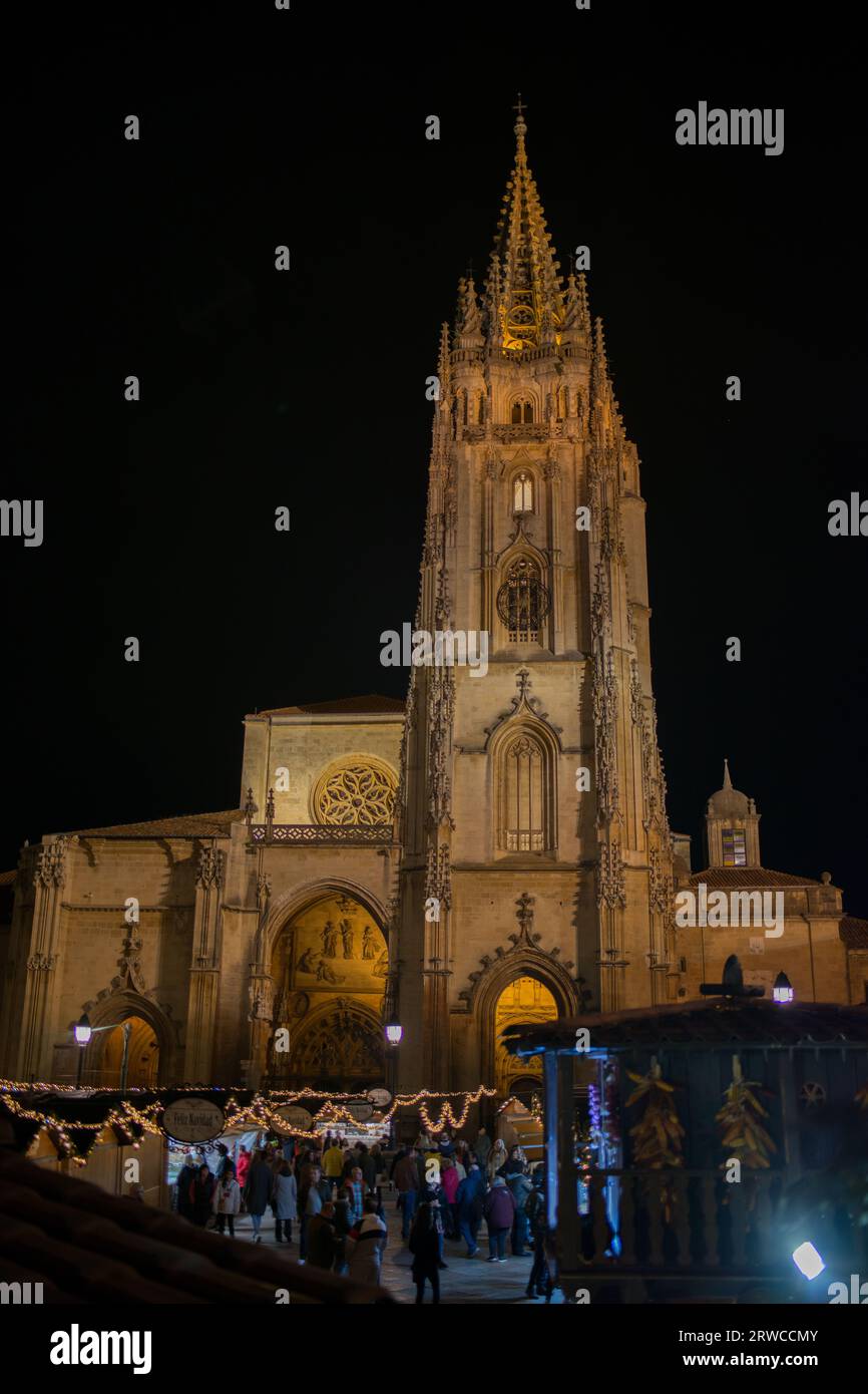 Bellissima cattedrale gotica di Oviedo. Mercatino di Natale sulla piazza di fronte Foto Stock