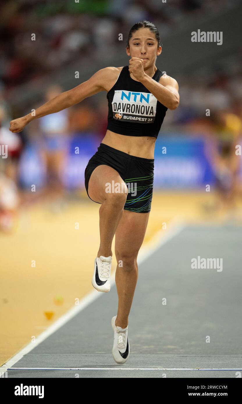 Sharifa Davronova dell'Uzbekistan gareggia nelle manche di salto triplo femminile il quinto giorno ai Campionati mondiali di atletica leggera al CE Nazionale di atletica leggera Foto Stock