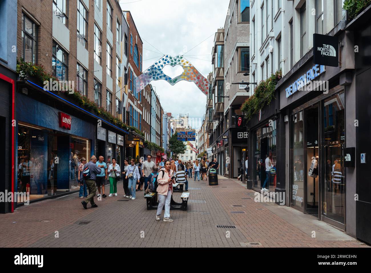Londra, Regno Unito - 27 agosto 2023: Vista di Carnaby Street. E' una strada pedonale per lo shopping a Soho, nella City of Westminster Foto Stock