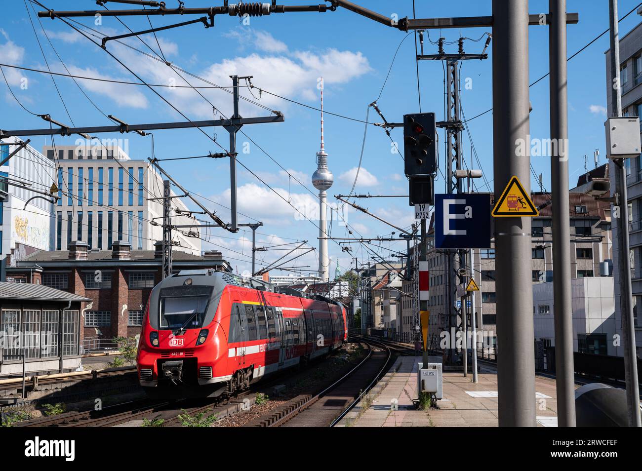 15.09.2023, Berlino, Germania, Europa - il treno DB Regio (regionale) arriva alla stazione di Friedrichstrasse nel quartiere Mitte e alla Torre della televisione ad Alexanderplatz. Foto Stock