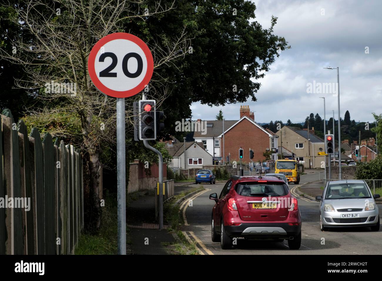 Il governo gallese introduce il limite di velocità urbano di 20 mph per promuovere la sicurezza stradale Foto Stock