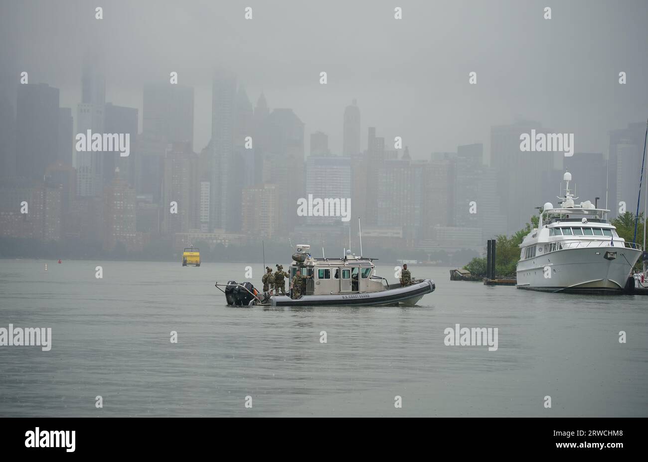 Una barca della Guardia Costiera americana attende l'arrivo del Principe di Galles per la sua visita al progetto Billion Oyster presso la Liberty Landing Marina durante una visita di due giorni a New York negli Stati Uniti. Billion Oyster Project è un'organizzazione no-profit che ha la missione di ripristinare le barriere coralline di ostriche nel porto di New York attraverso iniziative di educazione pubblica. Data immagine: Lunedì 18 settembre 2023. Foto Stock