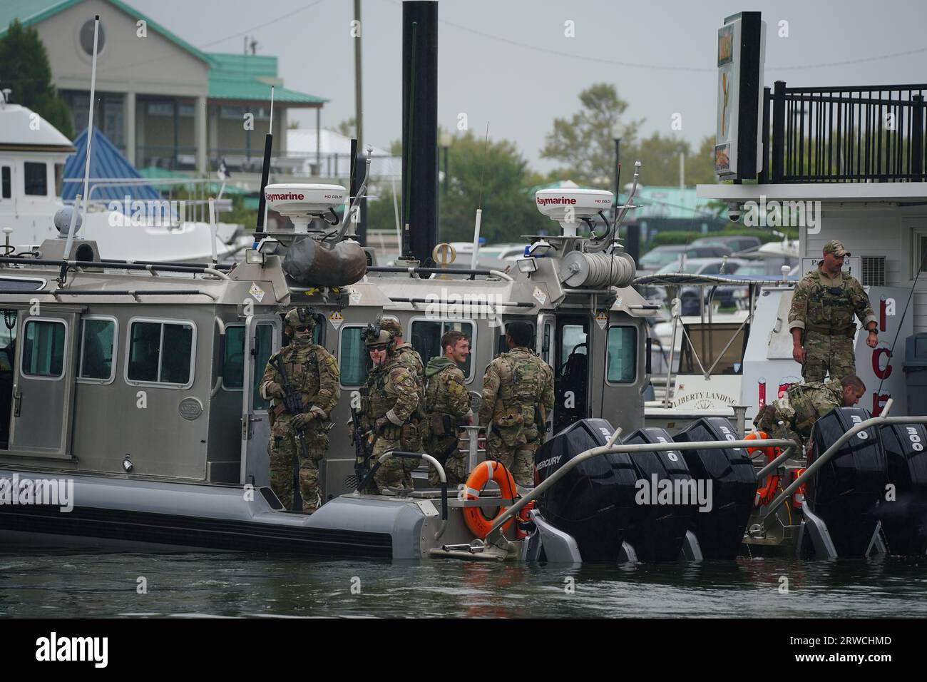 Una barca della Guardia Costiera americana attende l'arrivo del Principe di Galles per la sua visita al progetto Billion Oyster presso la Liberty Landing Marina durante una visita di due giorni a New York negli Stati Uniti. Billion Oyster Project è un'organizzazione no-profit che ha la missione di ripristinare le barriere coralline di ostriche nel porto di New York attraverso iniziative di educazione pubblica. Data immagine: Lunedì 18 settembre 2023. Foto Stock